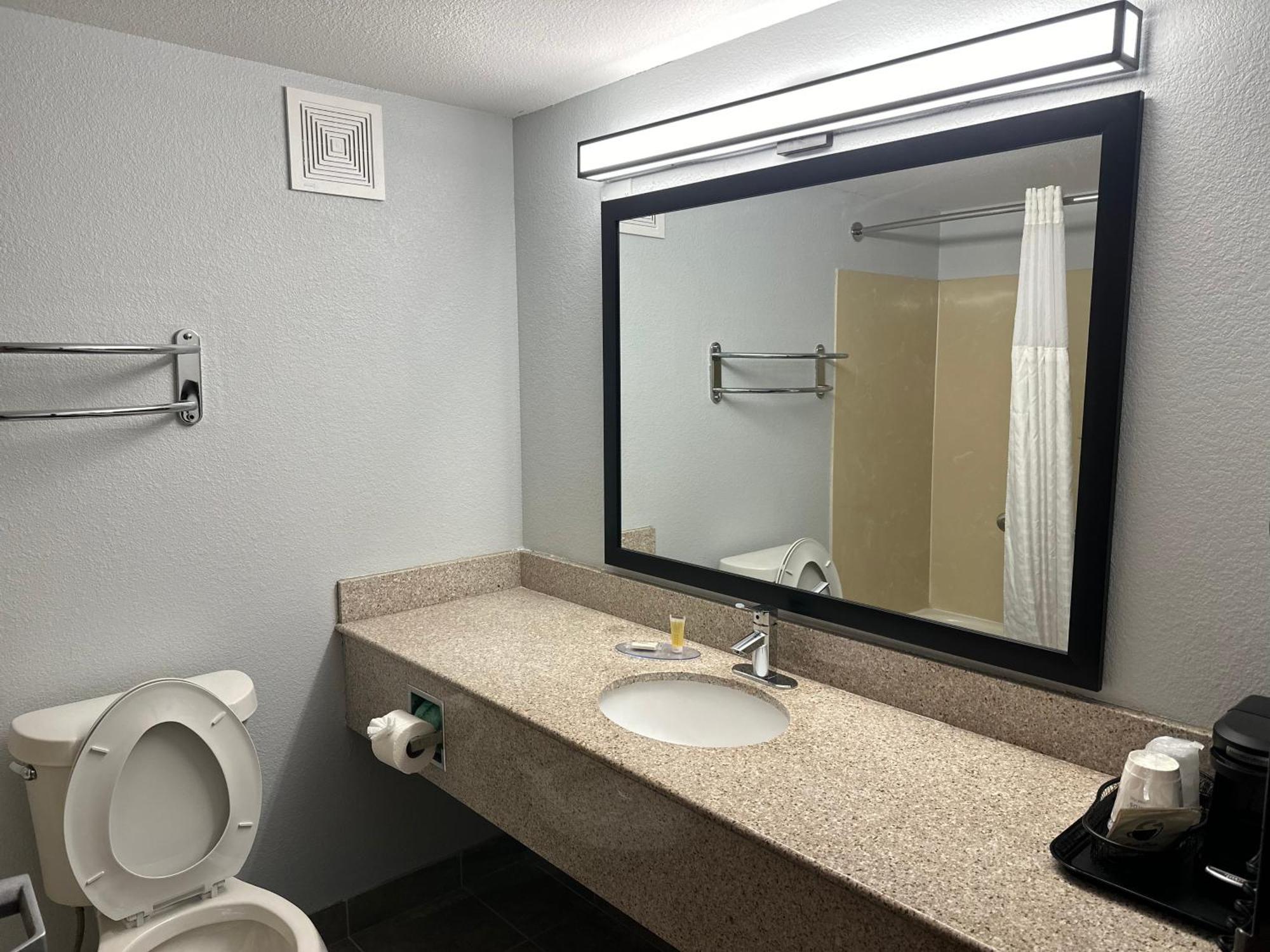 Hotel Super 8 By Wyndham Alexandria La Zewnętrze zdjęcie
