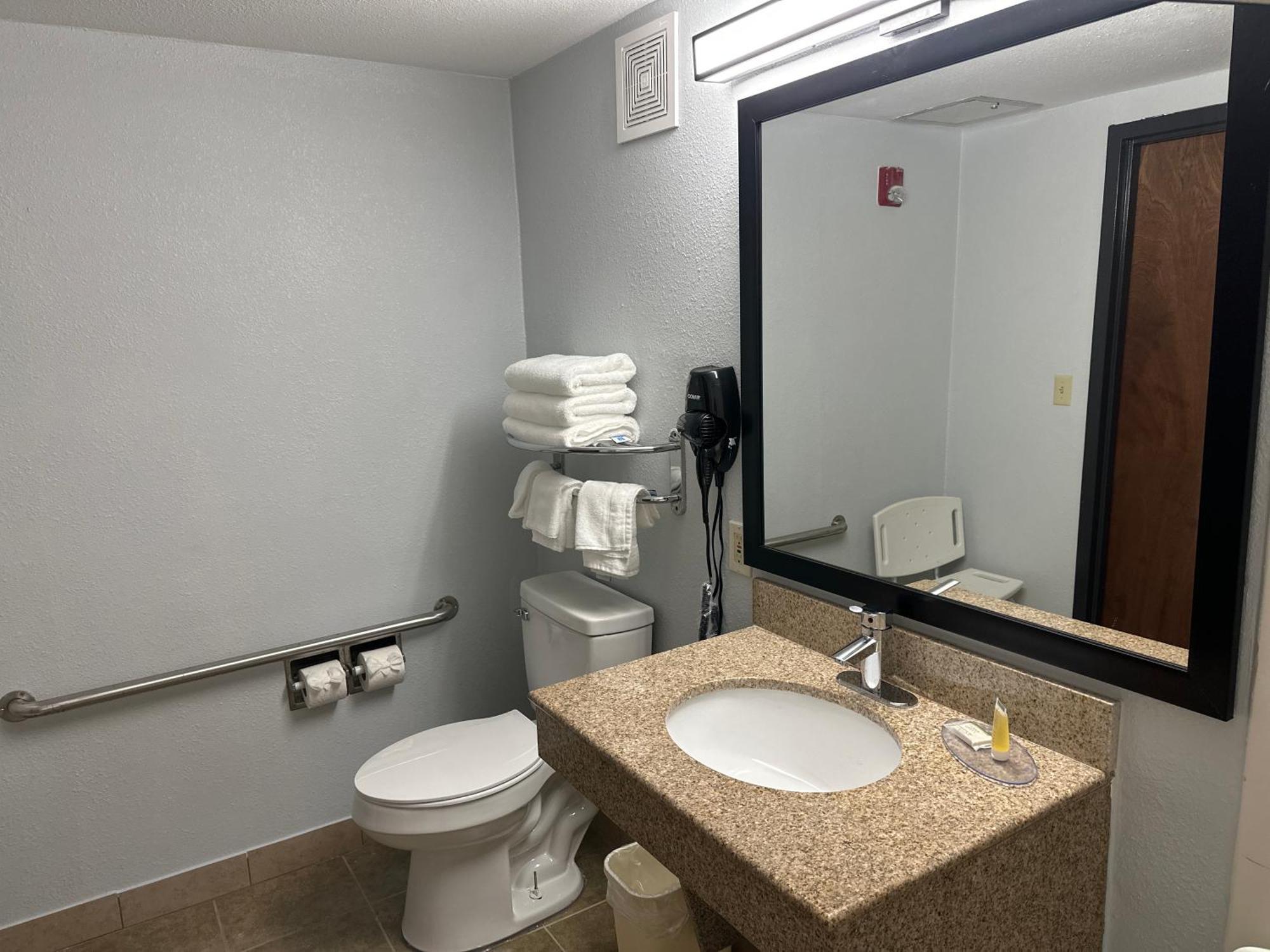 Hotel Super 8 By Wyndham Alexandria La Zewnętrze zdjęcie